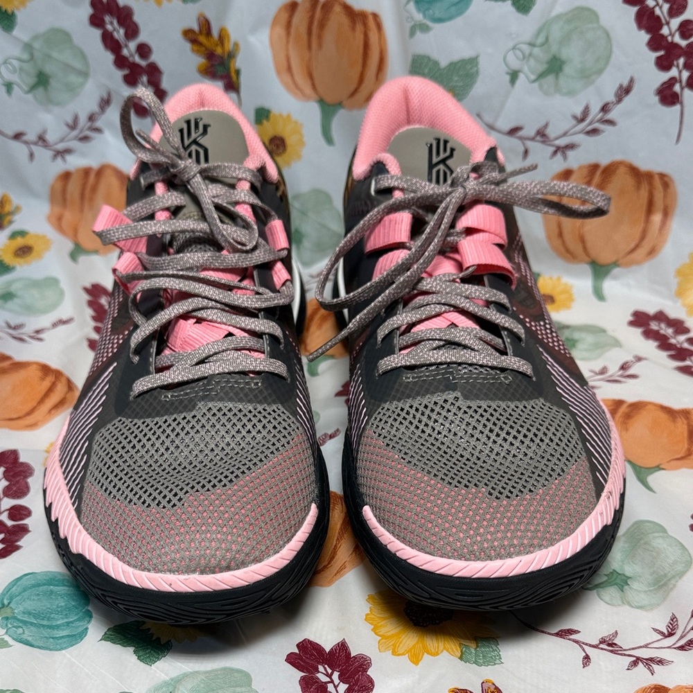 MENS BASKETBALL KYRIE FLYTRAP 5 EP 'MOON FOSSIL PINK GAZE CAMO'